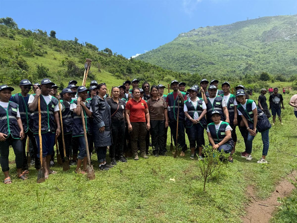 A mixed field team of Malagasy and visiting researchers together in the field